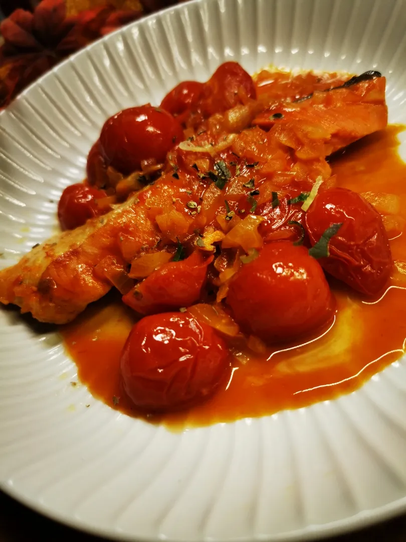 Snapdishの料理写真:うまかばい＼(^o^)／鮭のトマト🍅煮|ペンギンさん