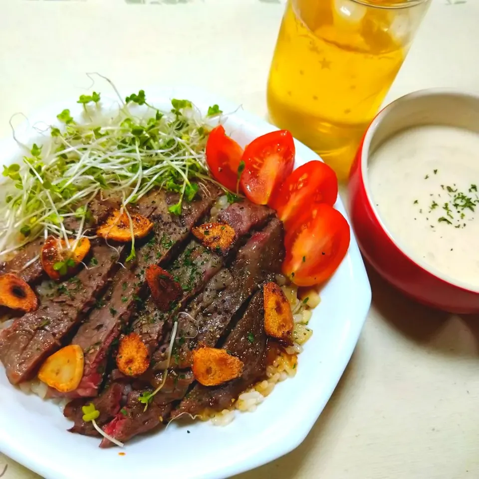 Snapdishの料理写真:至高のガーリックライス、ステーキ乗せ🥩|うたかた。さん