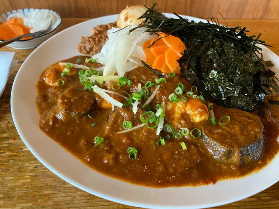 中辛エビナス🦐🍆と極辛キーマクラシックのりだくあいがけ🍛🔥味玉トッピング🥚ピクルスマシマシ🥒|buhizouさん