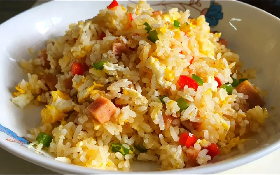 Lunch time : butter fried rice 12 Nov 2021😋
yellow onions green red 🌶  eggs luncheon meat|🌷lynnlicious🌷さん