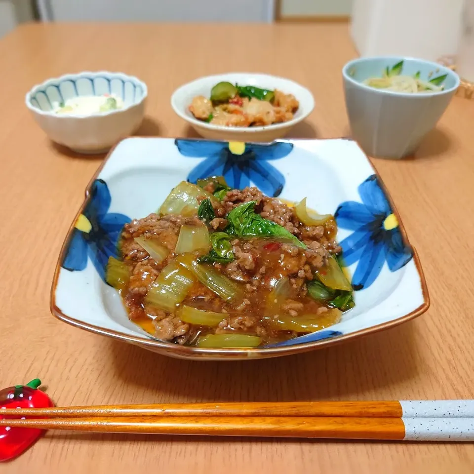 Snapdishの料理写真:【夜ごはん】
麻婆チンゲン菜
ポテトサラダ
きゅうりと蓮根練り物のピリ辛漬け
もやしときゅうりのナムル|Rie*さん