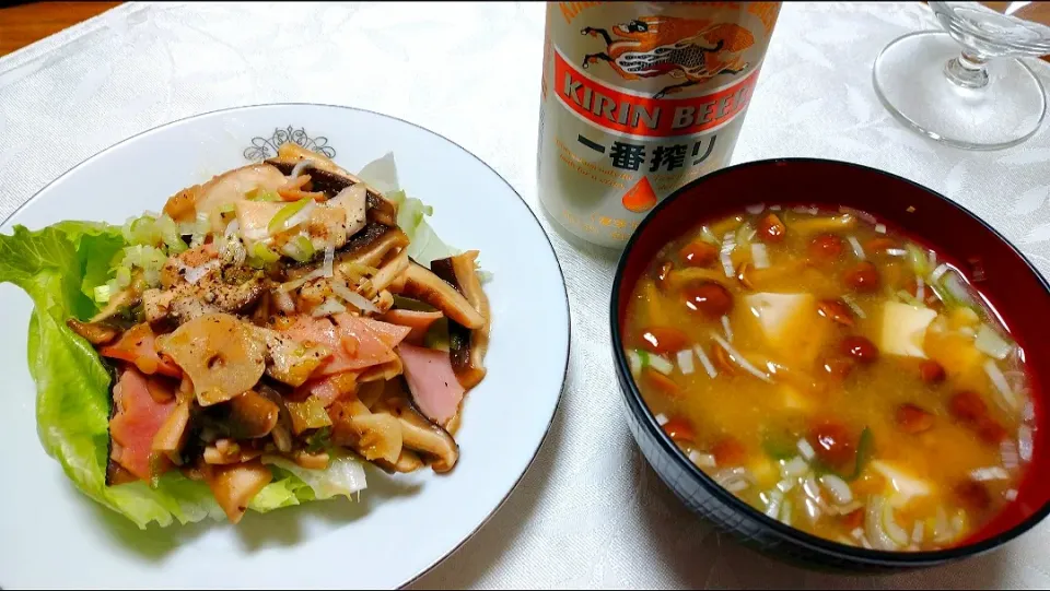 Snapdishの料理写真:11/12の夕食
きのこで乾杯✨🍻🎶
なめこの味噌汁
原本椎茸のバター炒め|卯月さん