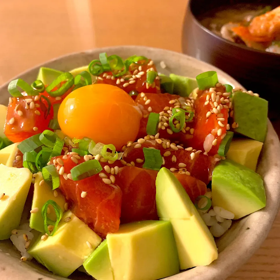 Snapdishの料理写真:マグロとサーモンのユッケ丼|てんさん