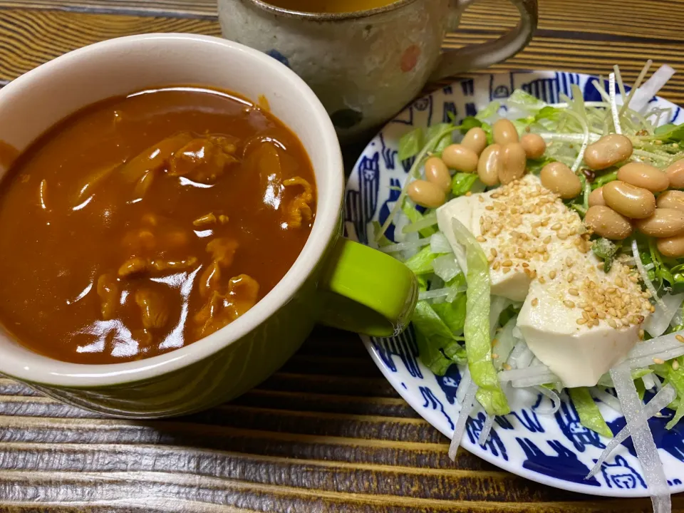 Snapdishの料理写真:完熟トマトの🍅ハヤシライスとサラダ|ようか✩.*˚さん