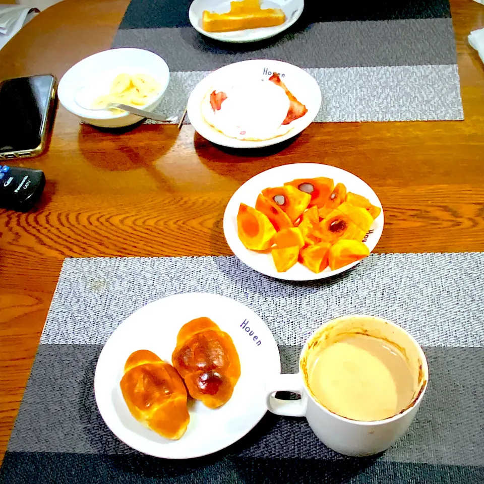 Snapdishの料理写真:11月 12日　朝ごはん　ミニクロワッサン、バナナ柿、カフェオレ|yakinasuさん