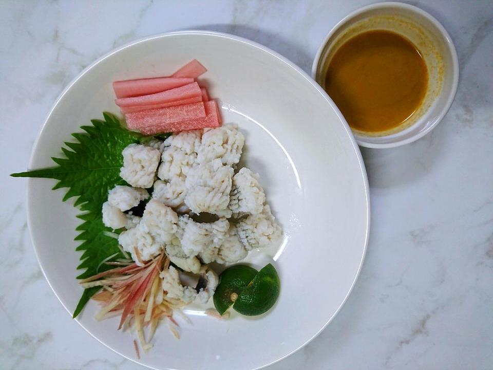 鱧の落とし

付け合わせ
大根の梅酢紫蘇漬け(自家製)
大葉/茗荷/すだち
タレは自家製酢味噌