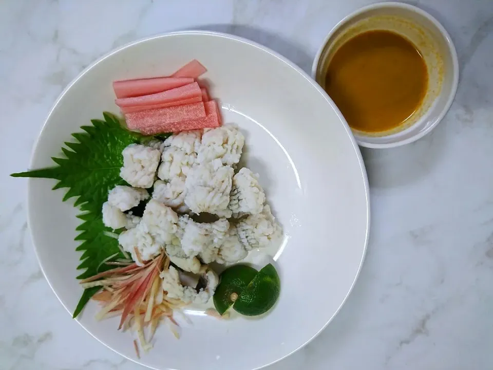 鱧の落とし

付け合わせ
大根の梅酢紫蘇漬け(自家製)
大葉/茗荷/すだち
タレは自家製酢味噌|タヌキさん