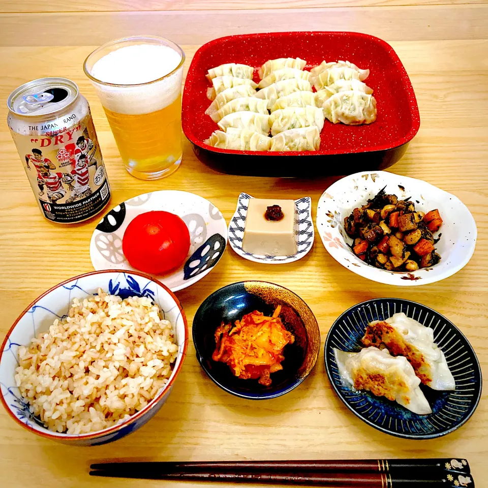 今日の夕食　餃子　五目豆　冷やしトマト　胡麻豆腐　キムチ　もち麦入り胚芽米|ふわ猫はなちゃんさん