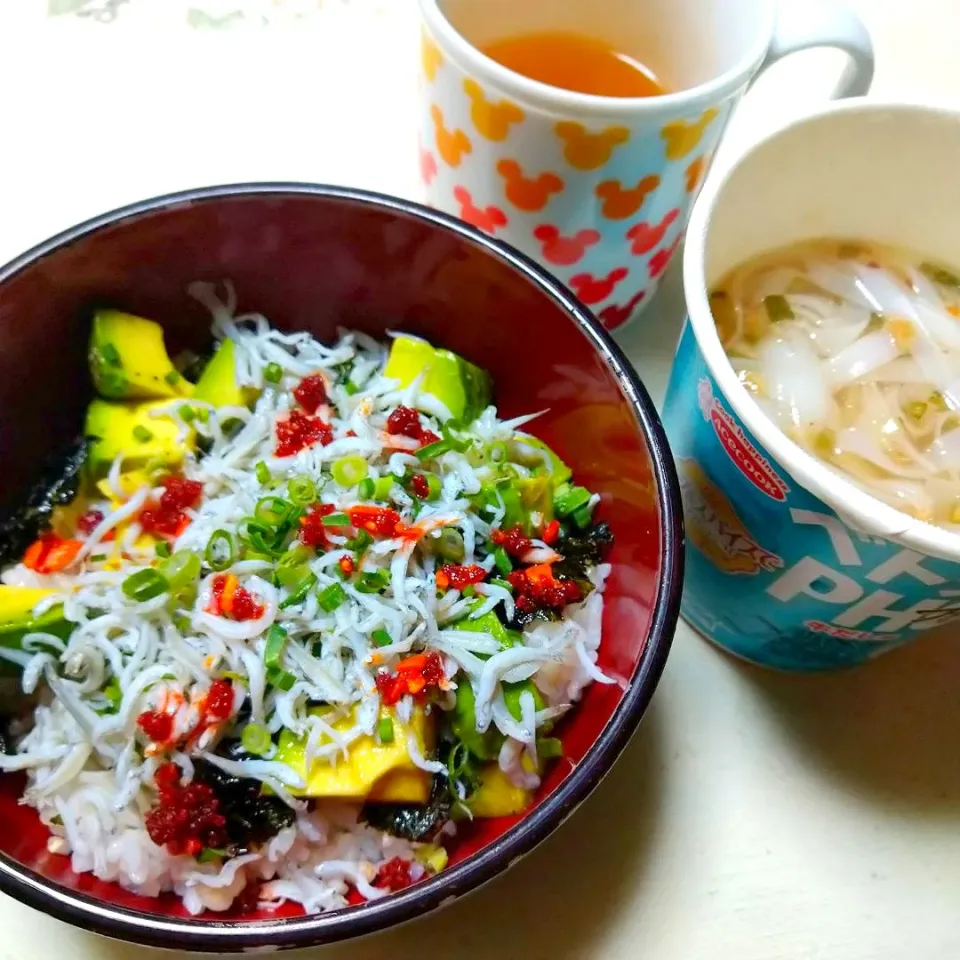 Snapdishの料理写真:アボカドしらす丼|うたかた。さん