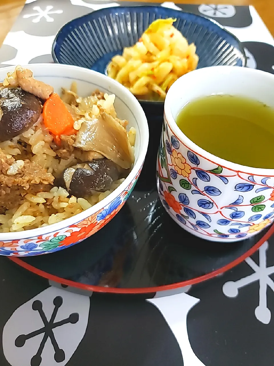 お茶碗と湯飲みの柄が撮りたいけどうまくいかない😅|aiさん