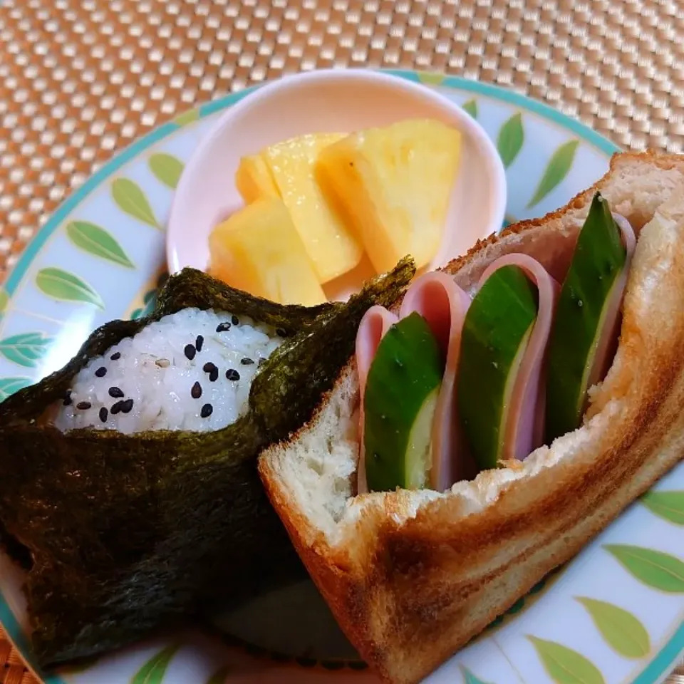 Snapdishの料理写真:梅干しおにぎりとハムレタスサンドで朝ご飯🌅|ポチさん