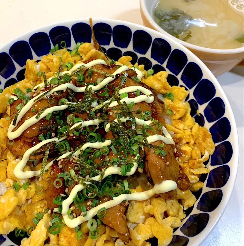 Snapdishの料理写真:夜ご飯😀焼き鳥丼、お味噌汁|とまこ(*^o^*)さん