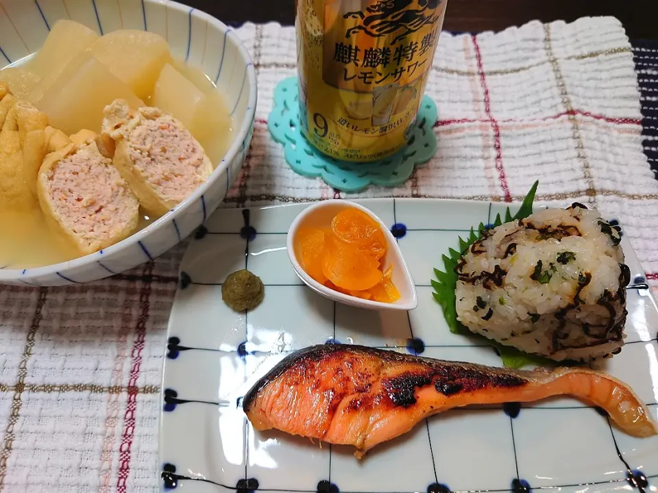 Snapdishの料理写真:★今夜のお夕飯★
❇️鶏団子巾着と大根のうま塩煮
❇️粕漬しゃけ
❇️青菜と塩昆布おにぎり|☆Chieco☆さん