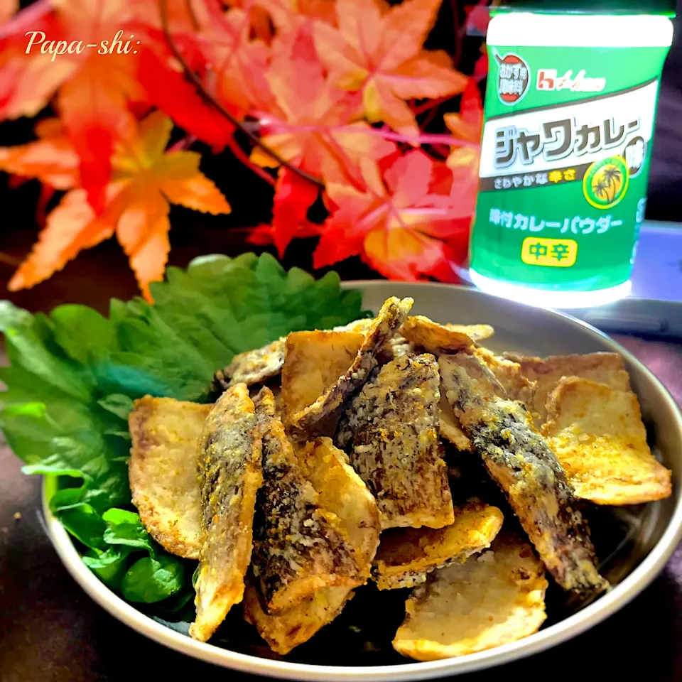 milanmilanさんの料理 パパ氏さんの料理、里芋の皮の唐揚げと里芋の唐揚げの、味付きカレーパウダーまぶし。　あっ‼️ジャワカレーの瓶が光ってる💡😆|パパ氏さん