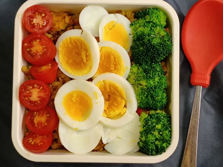 Snapdishの料理写真:冷凍ご飯消費カレー炒飯弁当|ぱいんてーるさん