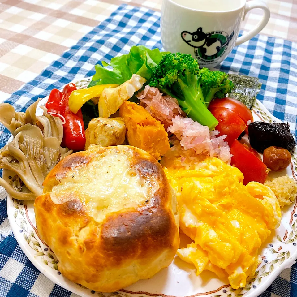 Snapdishの料理写真:今日の朝ごはん★南部ゆきちから小麦で作った米麹とピーマン味噌のチーズパン|riko30294さん