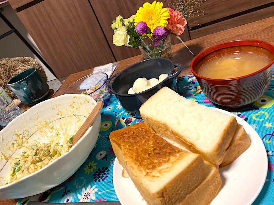 たまごサラダと高級食パン✨|こぢえさん