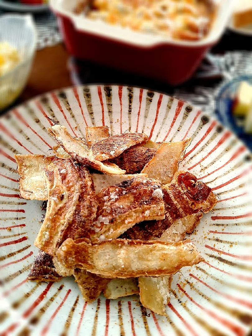 まめころさんの料理 里芋の皮唐揚げと人参葉天ぷら カレーパウダーがけ🎵|まめころさん