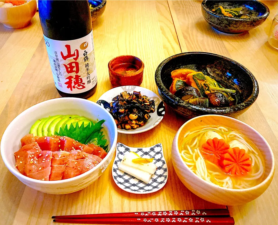 昨日の夕食　中トロ丼　茄子とかぼちゃと小松菜の煮物　五目豆　ゆず大根　飾り人参とかにしんじょと彩りそうめんのお澄まし|ふわ猫はなちゃんさん