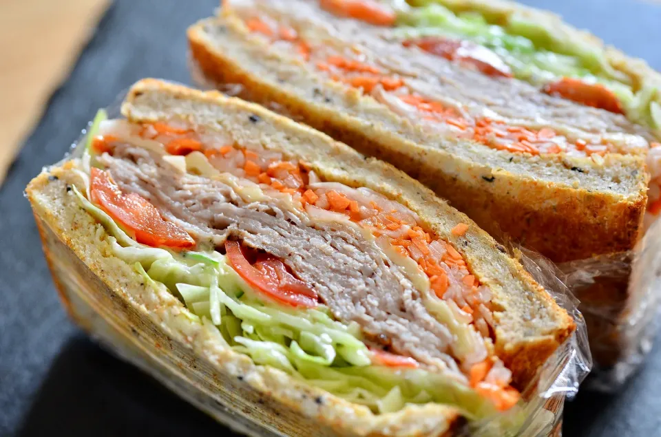 ランチは、
豚バラのミルフィーユ(重ね焼き)トーストサンドイッチ🥪
パンは小麦ふすま＋黒胡麻🍞|Yasuo  Watanabeさん