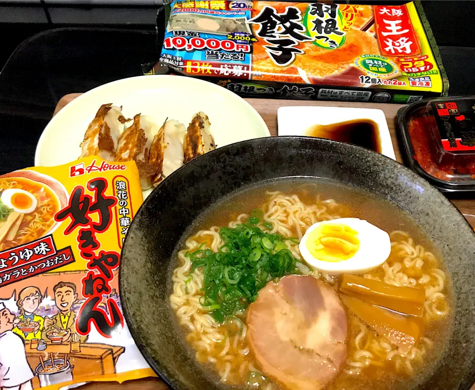 Snapdishの料理写真:大阪　醤油ラーメン🍜&大阪王将餃子🥟|Tak@さん