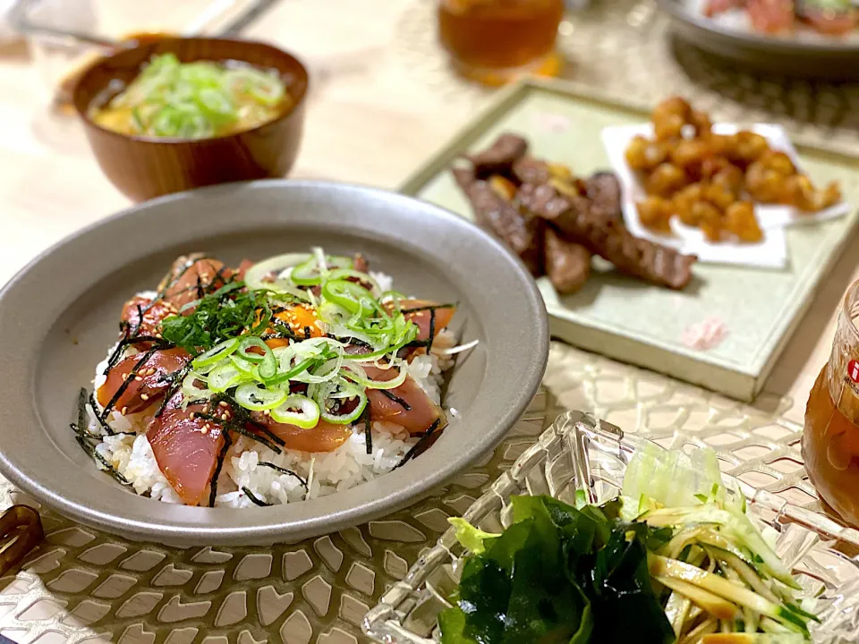 ハマチの漬け丼／ステーキ／軟骨の唐揚げ／レタスと卵の味噌汁|ひろさんとゆりさんさん