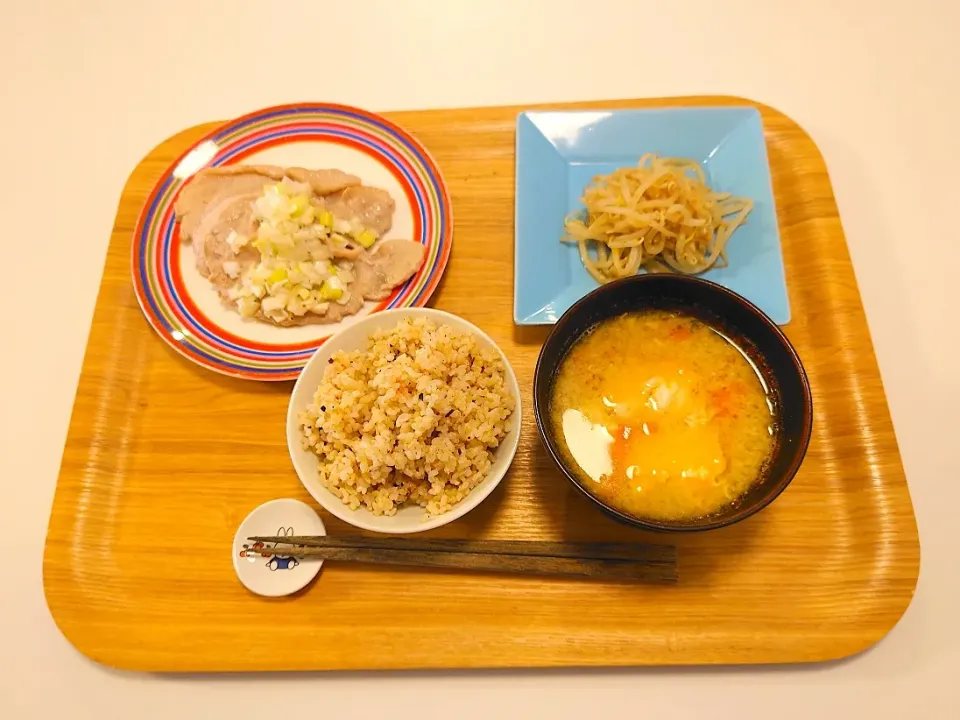 今日の夕食　豚ロースのねぎ塩ダレ、もやしの胡麻和え、玄米、人参と卵の味噌汁|pinknari🐰🌈さん