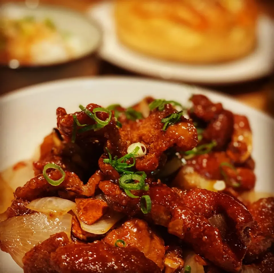 Deep Fried Crispy Sliced Pork Loin with Honey & Ginger Herb Sauce with Mushrooms & Onions ,Garlic 
Steamed Rice with Soy Sauce & Chives 
#pork #crispyfried 
#ho|Emanuel Hayashiさん