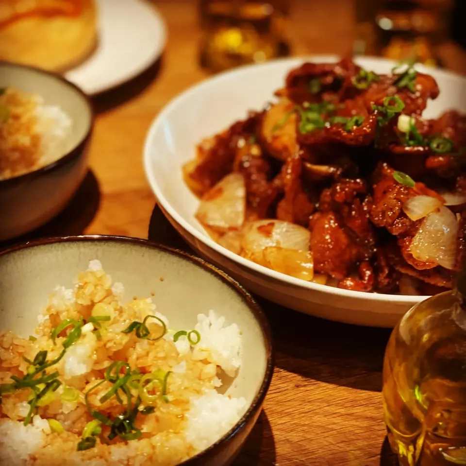 Deep Fried Crispy Sliced Pork Loin with Honey & Ginger Herb Sauce with Mushrooms & Onions ,Garlic 
Steamed Rice with Soy Sauce & Chives 
#pork #crispyfried 
#ho|Emanuel Hayashiさん