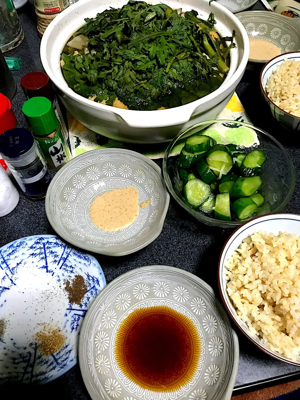 しんなりした春菊も最強！ #夕飯 ロウカット玄米ご飯、きゅうり生姜漬け、レタス厚揚げきのこ春菊ポーク鍋(塩花椒胡椒山椒、ポン酢、ごまだれ)|ms903さん