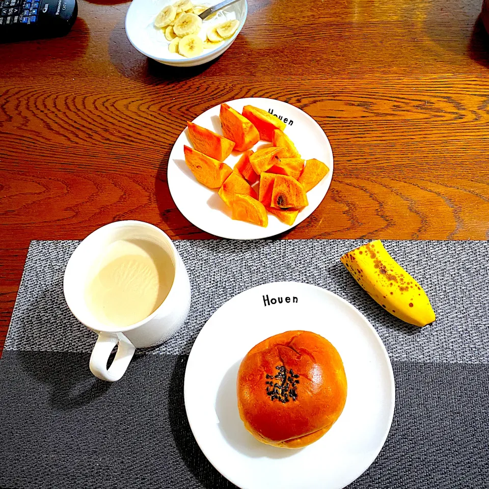 11月  14日　朝ごはん　あんぱん、カフェオレ、柿、バナナ、|yakinasuさん