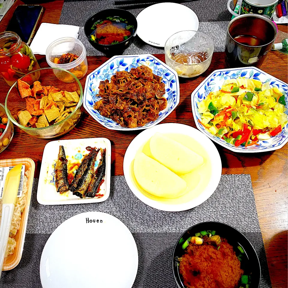 Snapdishの料理写真:焼肉、野菜炒め、昆布茹で大根甘味噌かけ、イワシ天と明太子天、常備菜、漬物、|yakinasuさん