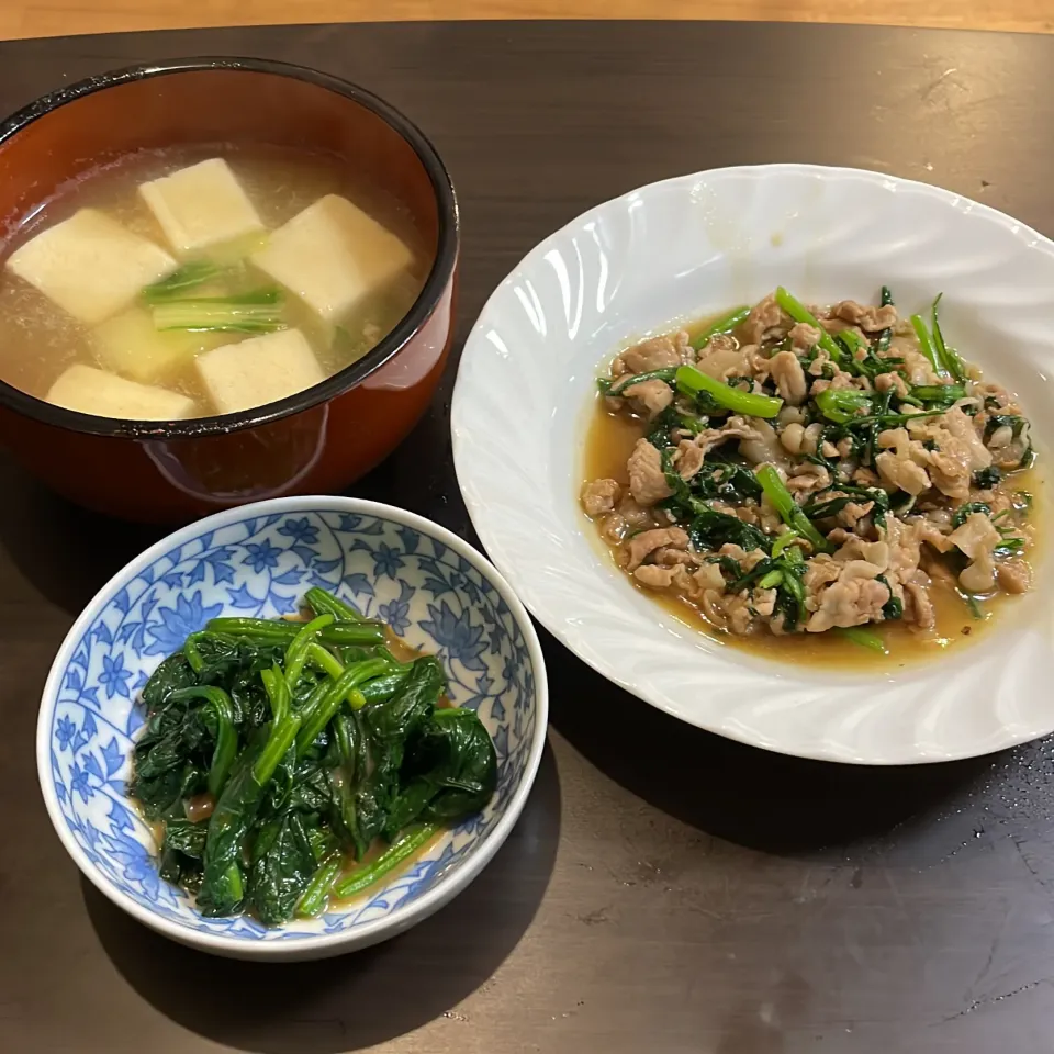 豚肉と春菊のオイスター炒め・ほうれん草の胡麻和え・しろ菜と高野豆腐の味噌汁|a-parkさん