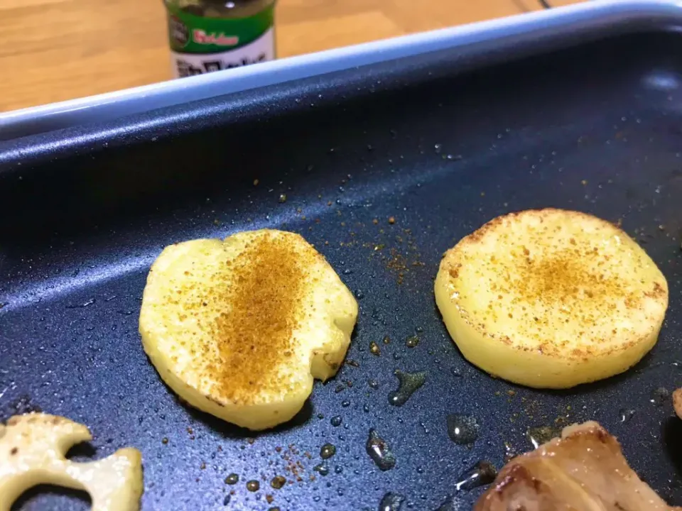 Snapdishの料理写真:焼きジャガイモ×カレーパウダー|morimi32さん