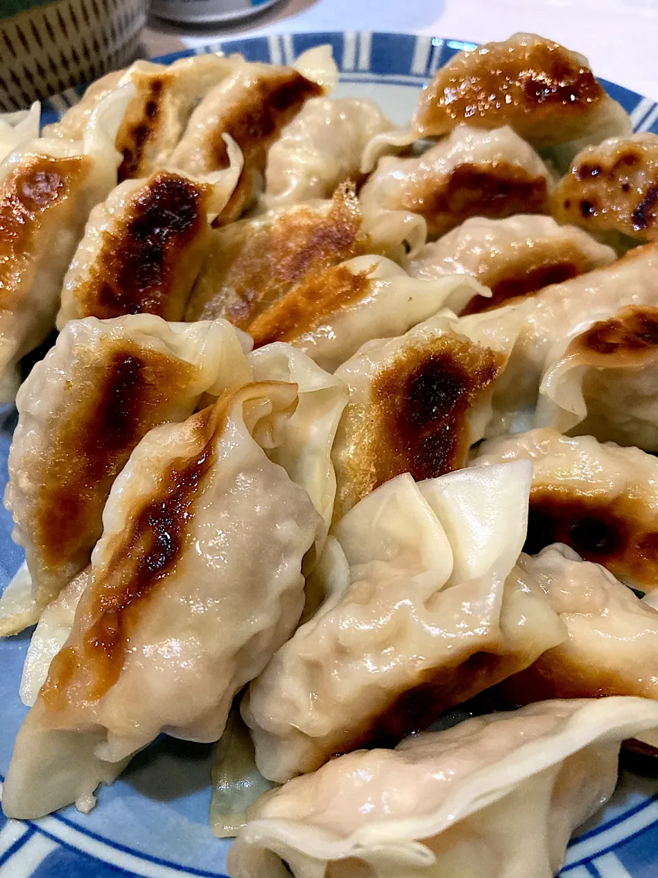 実家の餃子🥟安定の美味しさ😊|さくたえさん