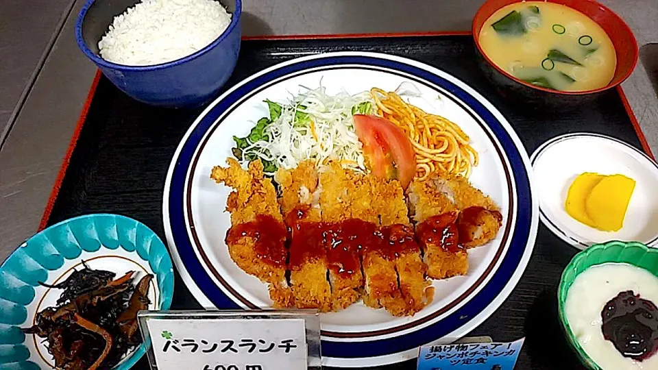 Snapdishの料理写真:揚げ物フェア①ジャンボチキンカツ定食|nyama1さん