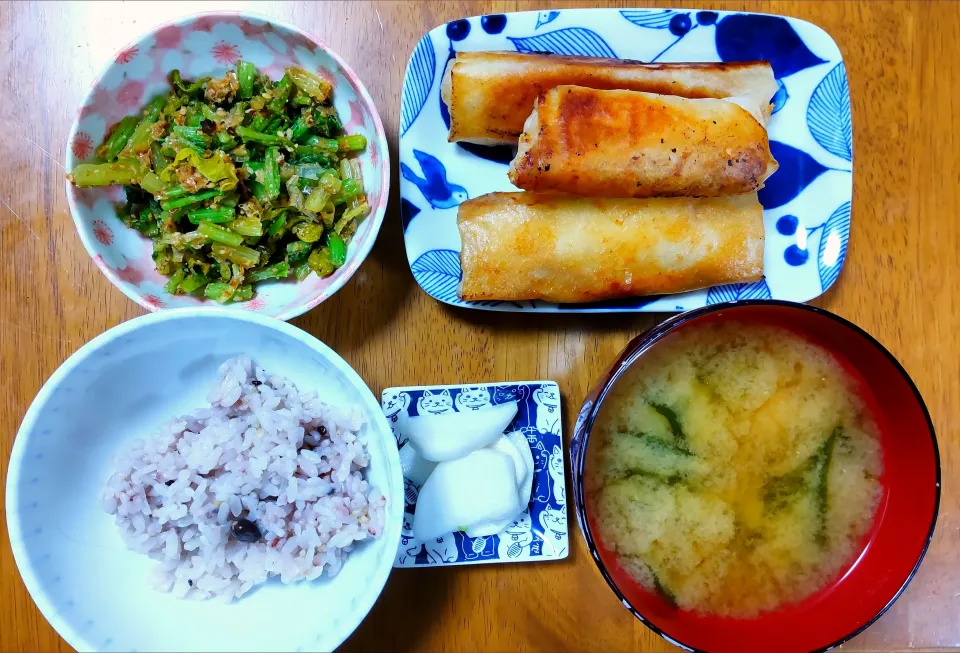 １１月６日　豚肉と長芋の味噌風味春巻き　蕪の葉のおひたし　糖絞り大根　わかめのお味噌汁|いもこ。さん