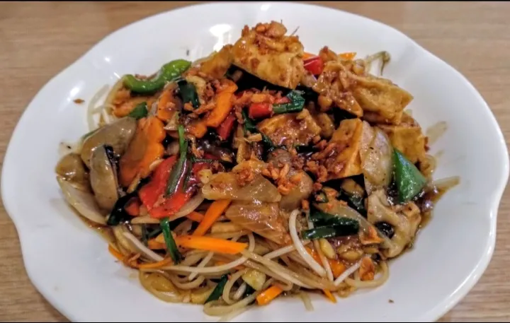 I had Stir Fry Vegetarian Garlic  Noodles (Mì Xào Tỏi) from Pho Hoa, a Vietnamese restaurant.|Rachelle CB (ラシェル • ウィルソン)さん