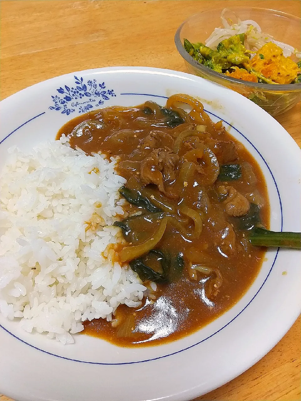 Snapdishの料理写真:玉ねぎたっぷり！ラム肉とほうれん草のトマトカレー
もやしのごま和え
味噌マヨサラダ|ことみんさん