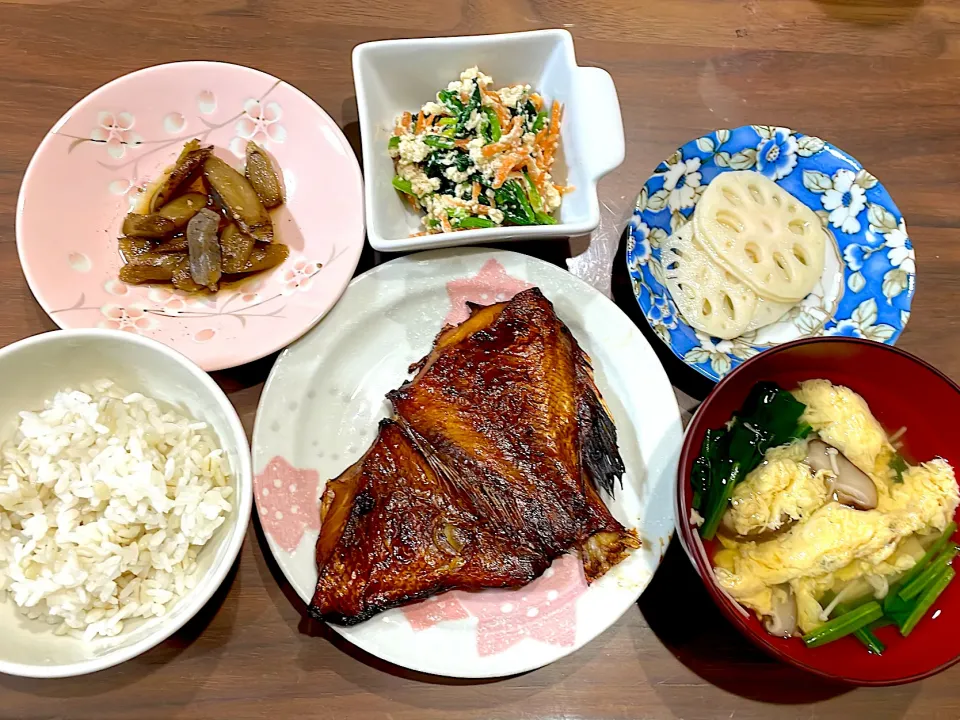 赤魚醤油干し　ほうれん草と卵のすまし汁　酢れんこん　ほうれん草の白和え　ごぼうと蒟蒻の煮物|おさむん17さん