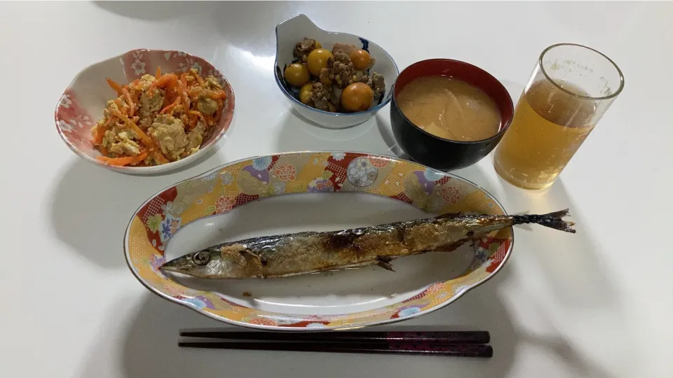 Snapdishの料理写真:晩御飯＼＼\\٩( 'ω' )و //／／🌟鶏のたまひも炊いたん🌟秋刀魚の塩焼き🌟人参シリシリ🌟みそ汁（玉ねぎ、じゃが芋）|Saharaさん