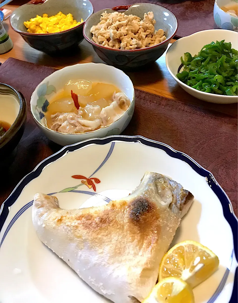 鰤カマ焼き　鶏そぼろご飯|sobacoさん