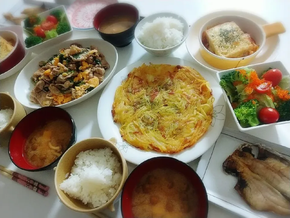 Snapdishの料理写真:夕食(*^^*)
豚肉とほうれん草の卵炒め
焼き魚(えぼ鯛)
ベーコンとポテトチーズガレット
厚揚げのキムチチーズ焼き
サラダ(レタス、ブロッコリー、トマト、とびっこ)
お味噌汁(なめこ、豆腐)|プリン☆さん