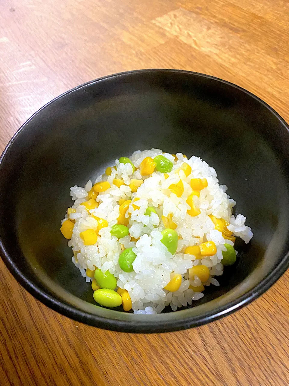 Snapdishの料理写真:玉蜀黍と枝豆の炊込みご飯　盛り付け✨|Rikiya Saitouさん