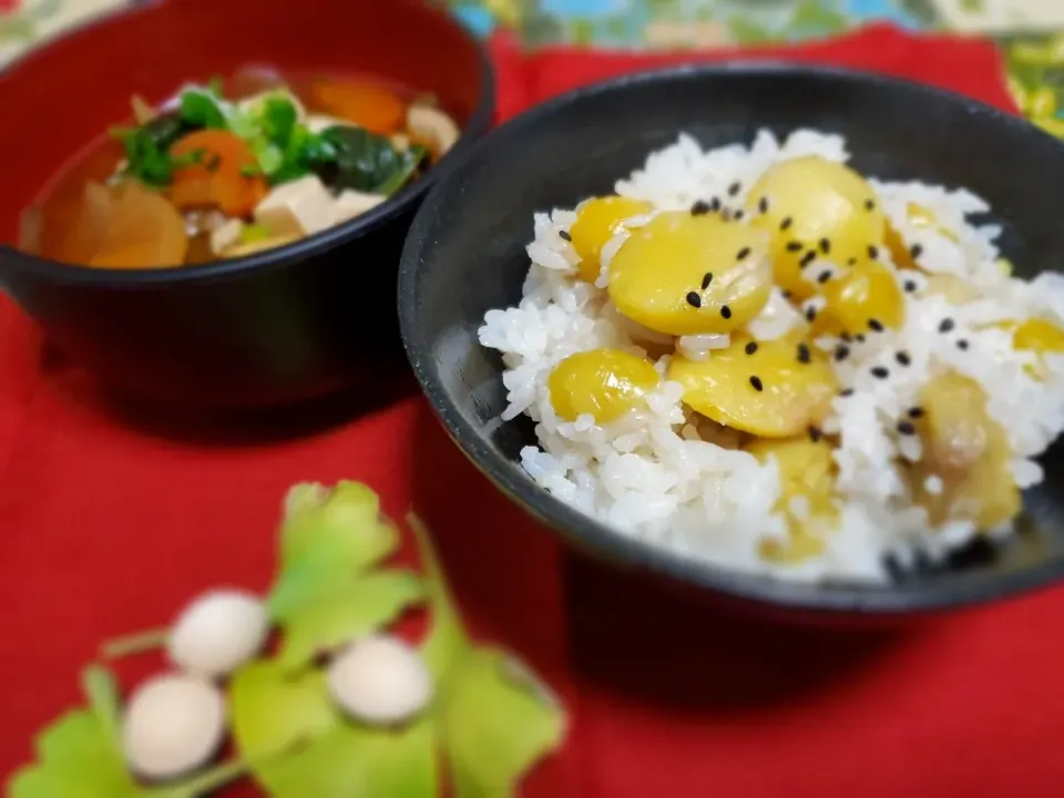 🌰栗と銀杏のおこわ風ご飯
🐷具だくさん豚汁🍜|みよぱさん