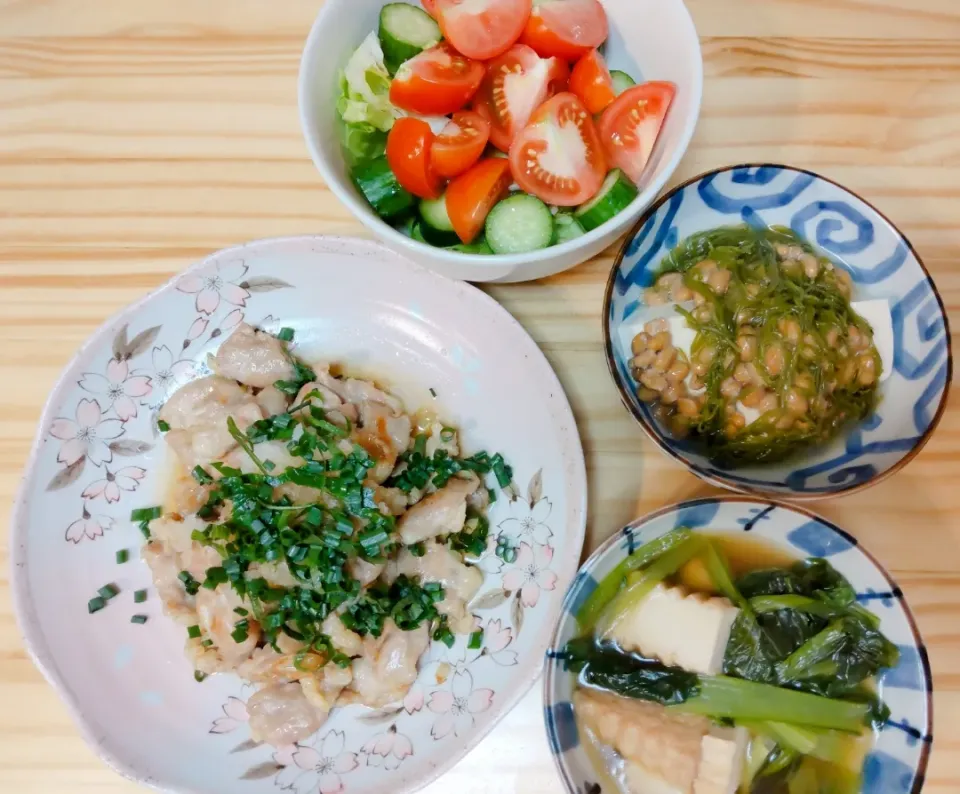 とりせせりの大根おろしポン酢
サラダ
納豆めかぶ冷奴
小松菜と厚揚げの煮浸し|ひろゴーヤさん