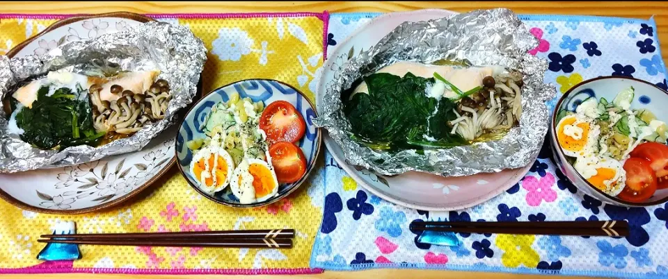 Snapdishの料理写真:鮭の野菜たくさんホイル焼き
マカロニサラダ
ゆで卵 トマト|ひろゴーヤさん