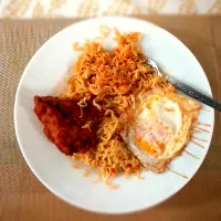 Snapdishの料理写真:Stir Fried noodles with Korean Chicken and egg 🍳.|TheLazyFoxさん