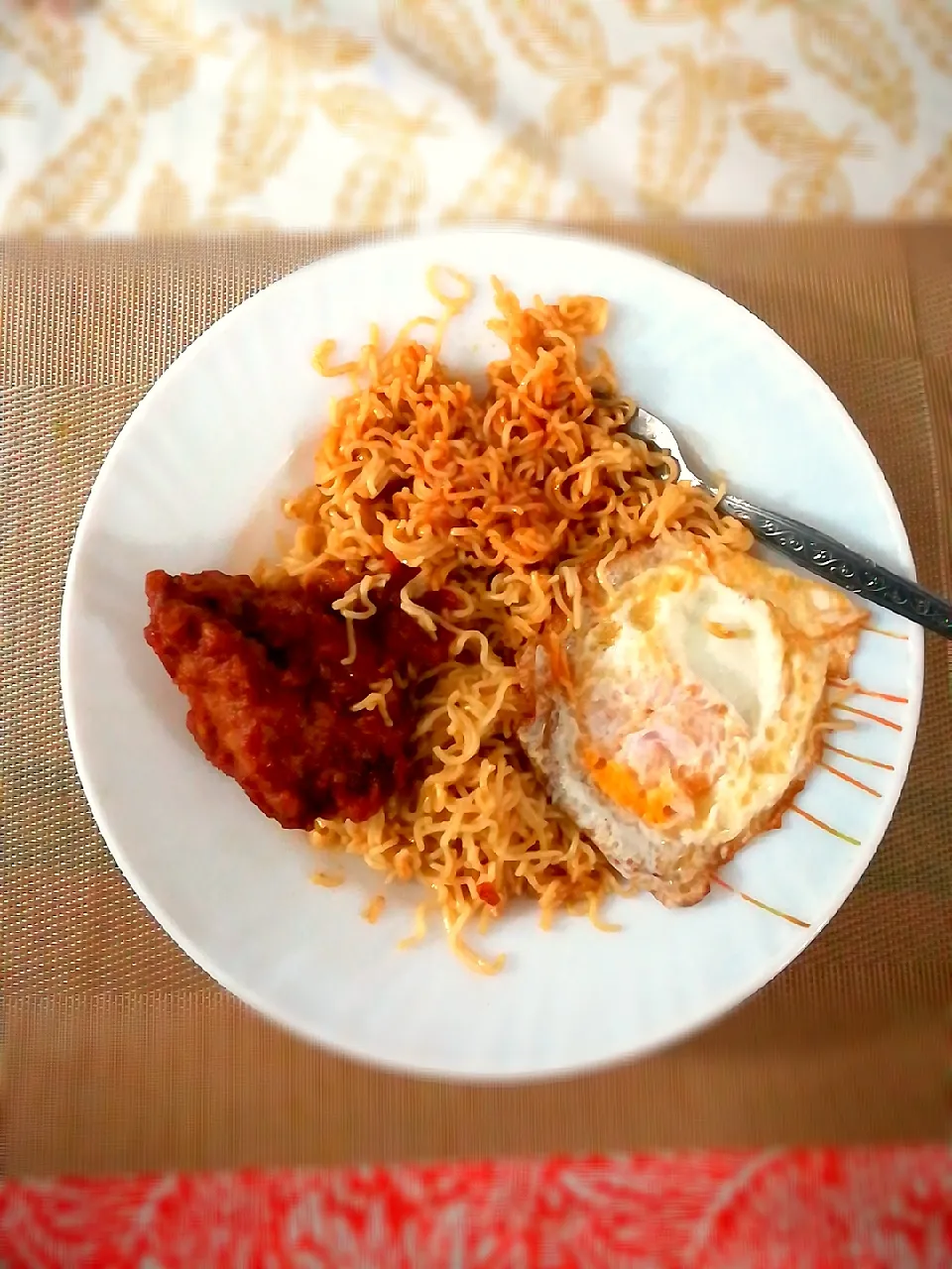 Snapdishの料理写真:Stir Fried noodles with Korean Chicken and egg 🍳.|TheLazyFoxさん