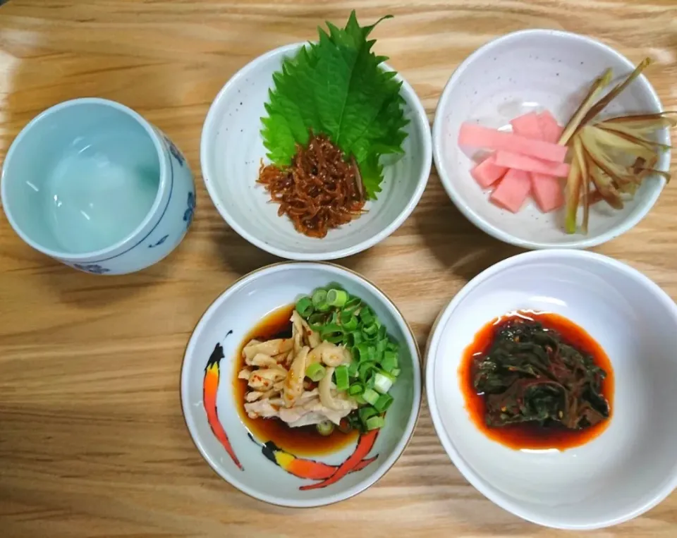 今日のアテ

鶏の特製赤ポン酢
(赤酢ベースです)
大根の桜漬けと茗荷
(自家製梅酢使用)
エゴマのキムチ
(個人商店の特製品)
淡路産のくぎ煮と大葉
(市販品/淡路産くぎ煮は殆ど無添加です)
いつも美味な特別純米酒の酔鯨|タヌキさん